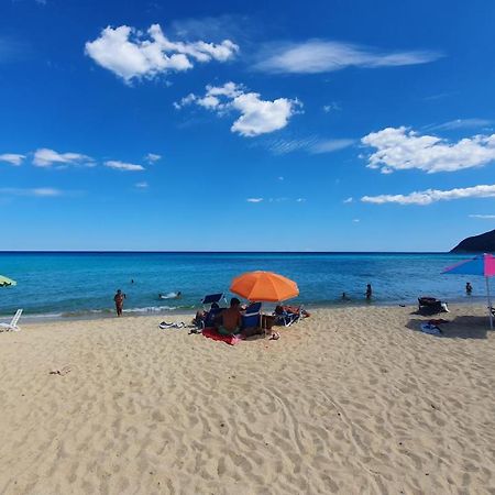 Villasimius: tra mare e vita notturna. Esterno foto