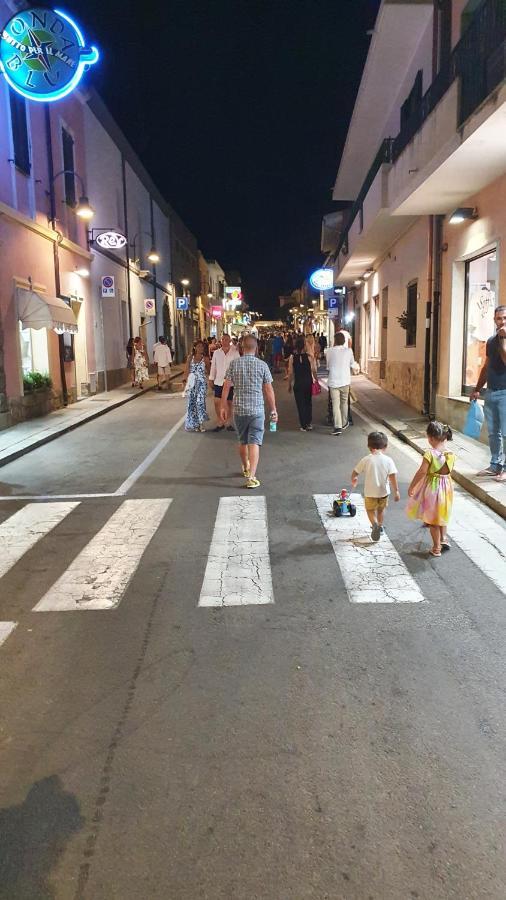 Villasimius: tra mare e vita notturna. Esterno foto